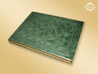 Skórzana księga dawnego Krakowa, wpisy wykonane odręcznie -kaligraficznie, zdjęcia z epoki. Ręcznie szyty i oprawiony w zieloną skórę naturalną album o Krakowie.